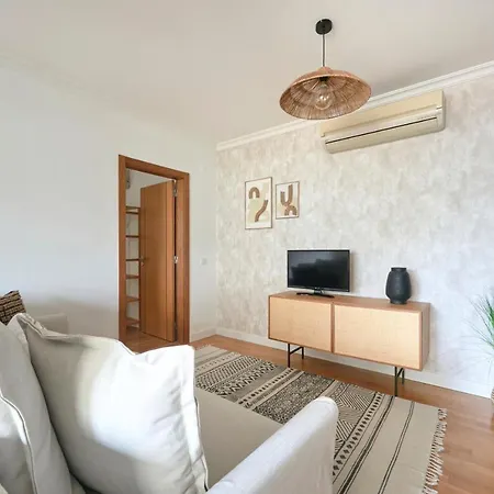 아파트 With Private Terrace & Car Garage