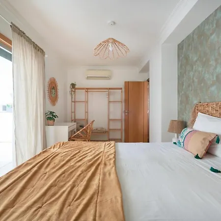 With Private Terrace & Car Garage Apartment *